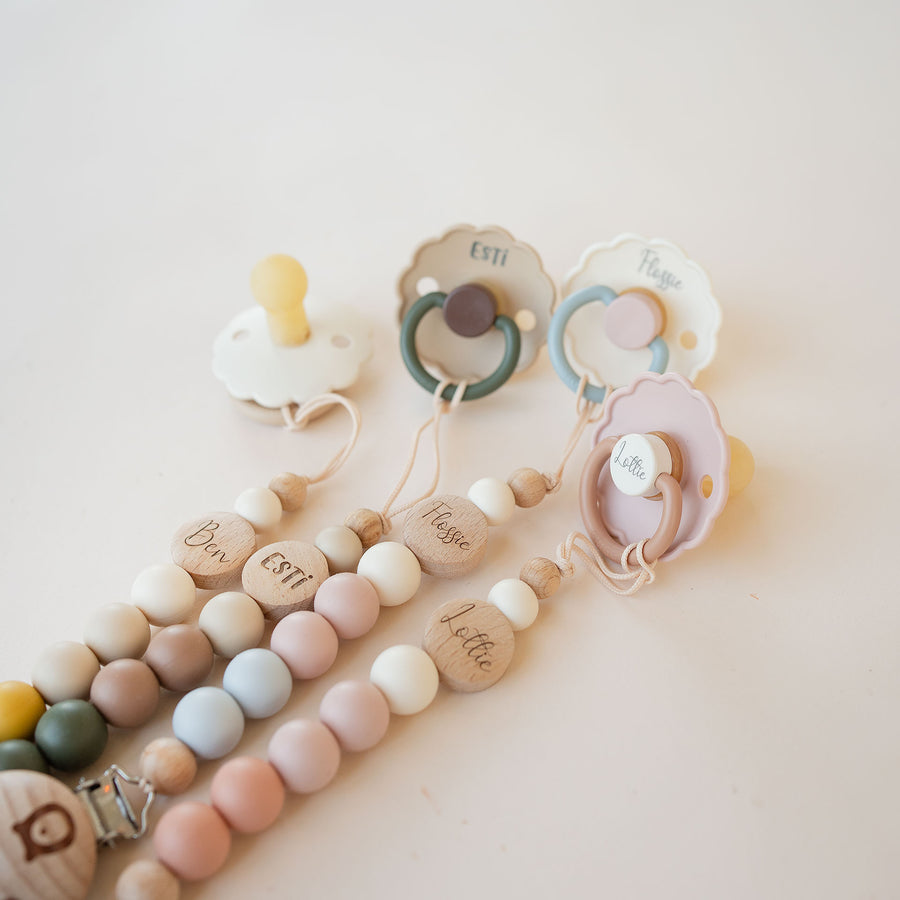 FRIGG Daisy Latex Pacifier & Matching Clip Set - Personalisable Baby Products Sold and Personalised by JustBørn